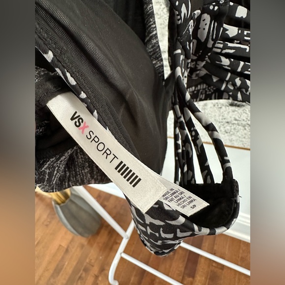 3 Victoria Secret sports bras in size Small. Deep V front. Grey, black & printed - Picture 14 of 15